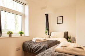 2 Bedroom Contractor Apartment - Free Parking, Fast WiFi and Smart TV by Yoko Property